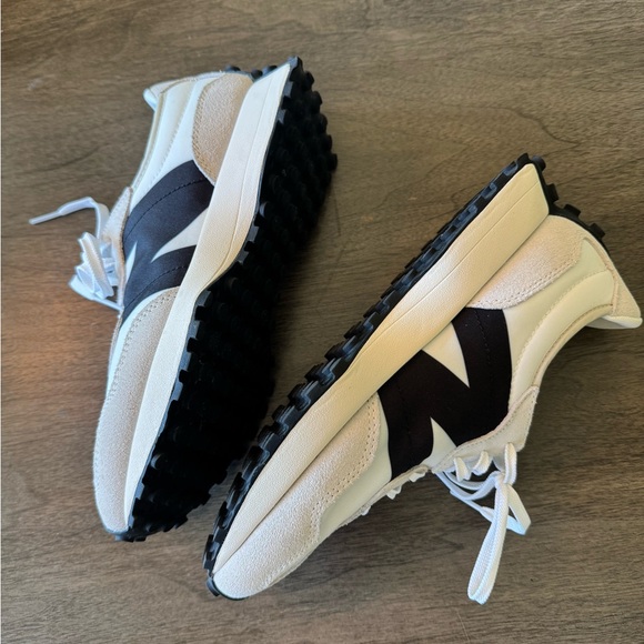 New Balance White and Black Women's Shoes - Picture 7 of 10